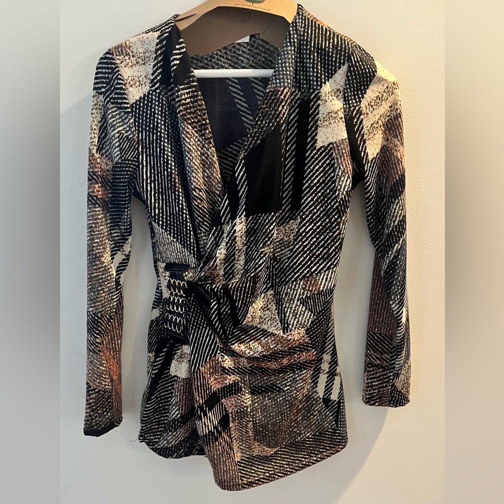 Figure flattering Venus Top - Size L